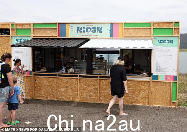 一辆餐车提供薯条和香肠卷等热食以及冷热饮料