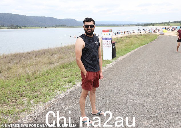 '我真的很高兴他们这么做了,'Rooty Hill 的一位父亲(如图)周五在海滩上说道