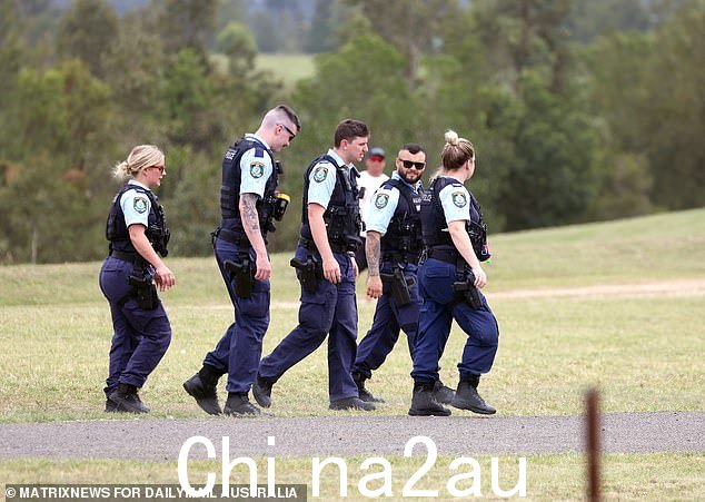 五名警察与在迅速离开之前，我们看到五名警察沿着海滩走了一圈。立即离开悉尼之前的海滩</p> <BR>
澳洲中文论坛热点 <BR>
<div class=