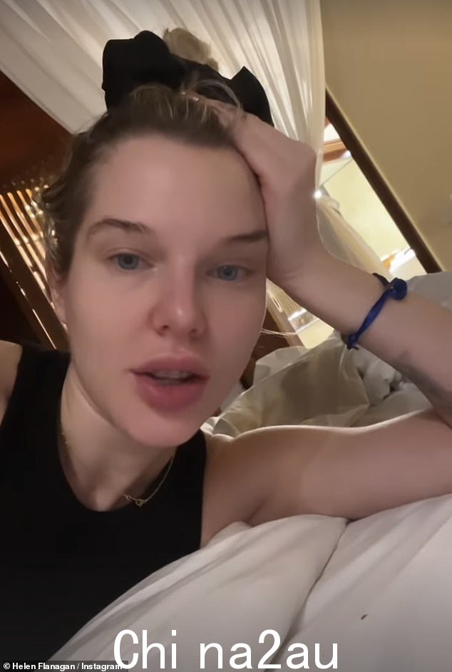 微笑着自拍,她解释道:“这不是假期最好的开始,我把错误的行李箱带回酒店了”