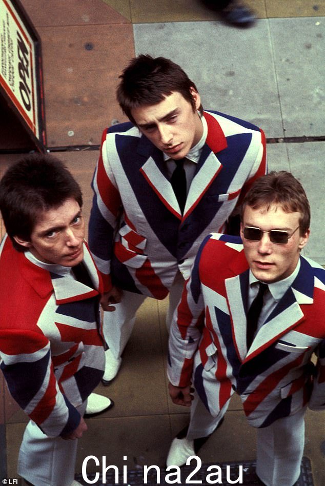 The Jam 成员穿着英国国旗西装外套在伦敦拍照