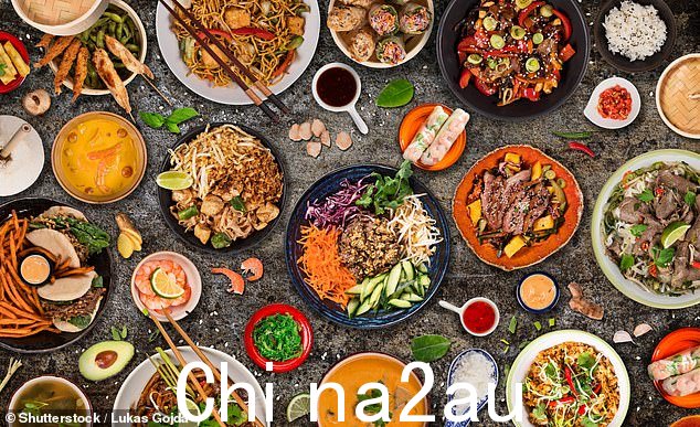 质朴的石头表面上精选的越南和泰国美食