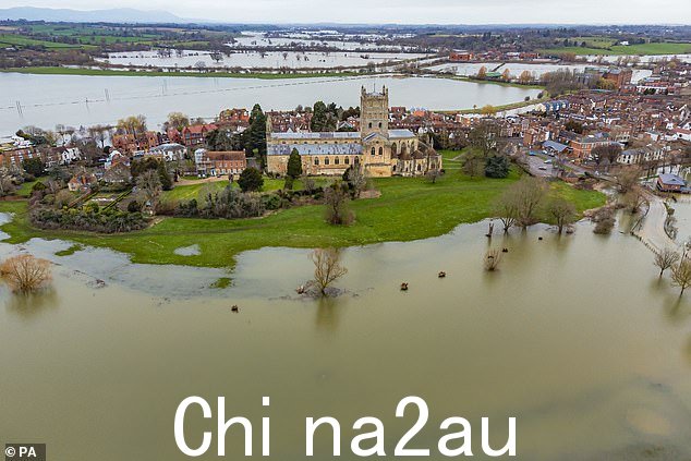 数百万英国人准备迎接新年前夜的大风雨,英国部分地区将面临时速 75 英里的大风、洪水甚至降雪。图为:格洛斯特郡图克斯伯里修道院周围发生洪水