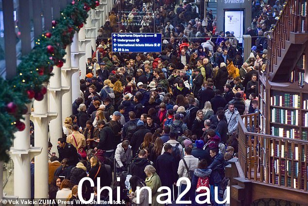 旅游记者西蒙·考尔德表示,前往迪士尼乐园的新年之旅脱轨后,乘客们“流泪”了