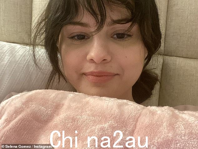 赛琳娜又添加了一张自己在床上的自拍照,只有她素颜的脸从粉色毯子下露出来