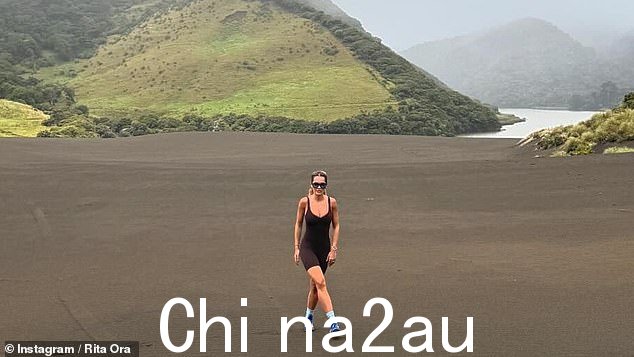 丽塔在节礼日前往风景如画的散步时还探索了当地景点,分享了郊游的照片