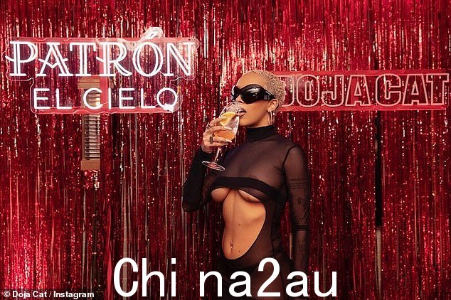 上周,她被拍到穿着同一件衣服展示她美妙的身材和著名的曲线