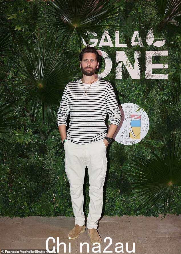 Scott Disick 穿着白色条纹上衣、斜纹棉布裤和棕色套穿鞋