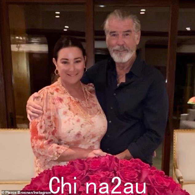 Pierce 挑选了 60 朵玫瑰来庆祝 9 月份妻子 Keely 的 60 岁生日