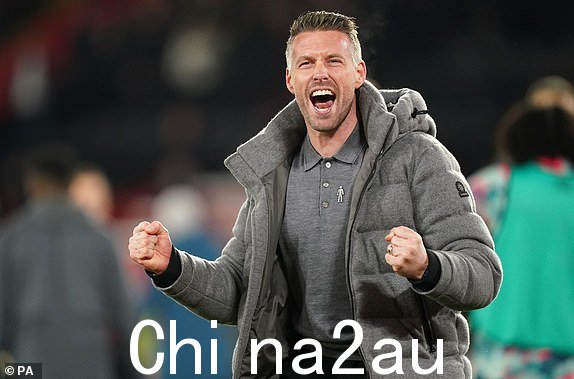Luton城镇经理罗布·爱德华兹 (Rob Edwards) 在谢菲尔德布拉莫巷 (Bramall Lane) 举行的英超比赛后庆祝。图片日期:2023 年 12 月 26 日星期二。PA 照片。参见 PA 故事 SOCCER Sheff Utd。照片来源应为:Mike Egerton/PA Wire。限制:仅供编辑使用,不得用于未经授权的音频、视频、数据、固定列表、俱乐部/联赛徽标或“直播”服务。在线比赛中使用仅限 120 张图像,无视频模拟。不得用于投注、游戏或单个俱乐部/联赛/球员出版物。