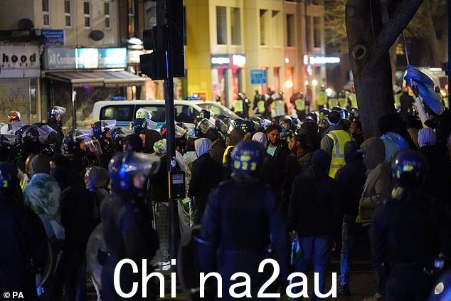 警方在坎伯韦尔路灯塔剧院附近追踪骚乱