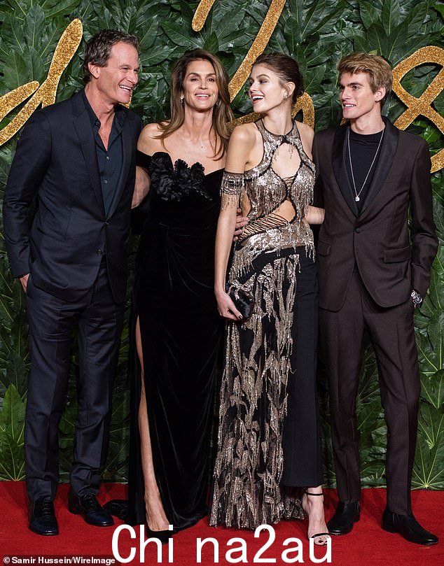 辛迪·克劳馥 (Cindy Crawford) 和兰德·格伯 (Rande Gerber) 的女儿凯亚·格伯 (Kaia Gerber),22 岁,在好莱坞的地位一直在上升,今年是她迄今为止最成功的一年。 2019 年一家人见