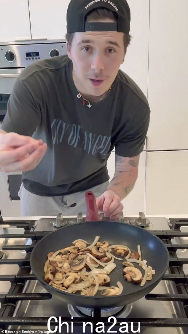 Brooklyn Beckham,24 岁,花了数年时间尝试不同的职业 - 他做过模特,涉足摄影,最近又从事专业烹饪