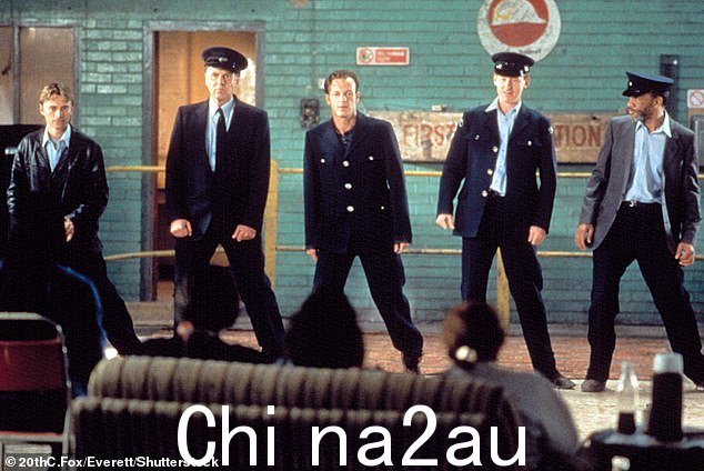 在《The Full Monty》中,威尔金森的角色在影片中扮演了关键角色,因为他被招募来帮助失业的谢菲尔德男人在他们前面跳舞,表演汤姆·琼斯版本的《You Can Leave Your Hat On》