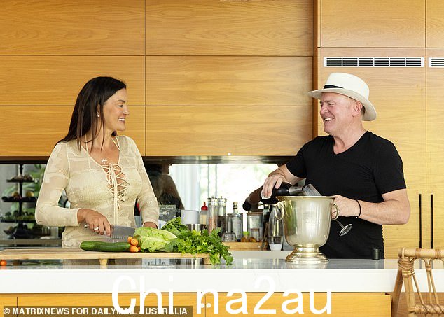 Krissy 说:'我一直希望海滨别墅是混乱的,充满了人、食物和香槟!'