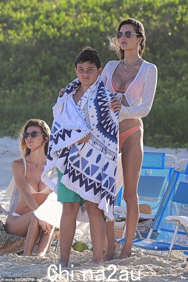 Alessandra 和她可爱的 11 岁儿子 Noah 在一起,她用毛巾搂住儿子,Noah 微笑着