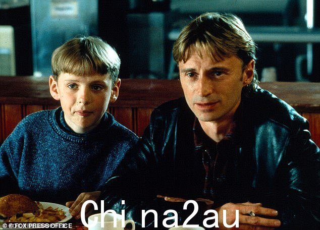 Snape 饰演 Nathan 赢得了人们的喜爱,Nathan 是 Gaz 的超级可爱的小儿子,他对父亲最新的赚钱想法不太感兴趣