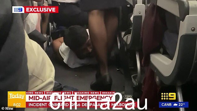该男子在抵达墨尔本后被乘客和机组人员拘留了几个小时,然后被带去接受医疗评估