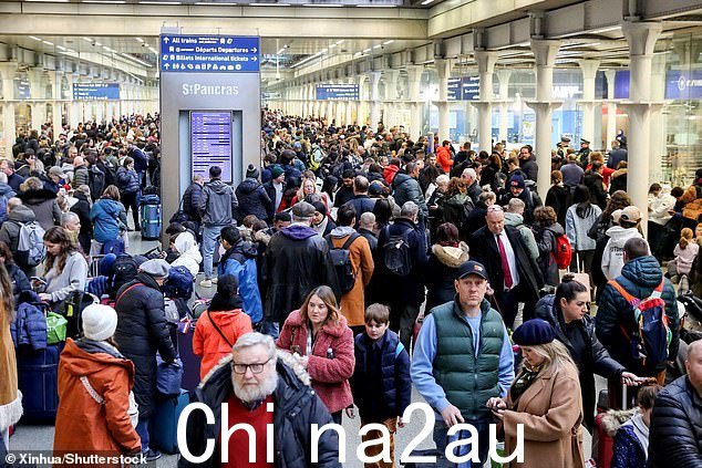 估计有 30,000 名往返伦敦的欧洲之星计划因沿途隧道内洪水而泡汤(如图:周六的圣潘克拉斯)