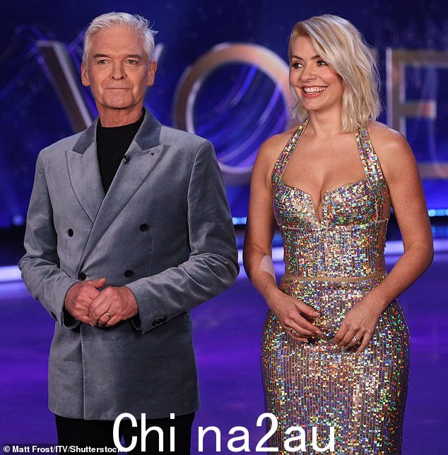 经过数周的考虑是否主持,霍莉在圣诞节期间签署了协议,据说她对重返节目工作感到“兴奋”(与菲利普·斯科菲尔德在最后一个系列中合影)“ class=
