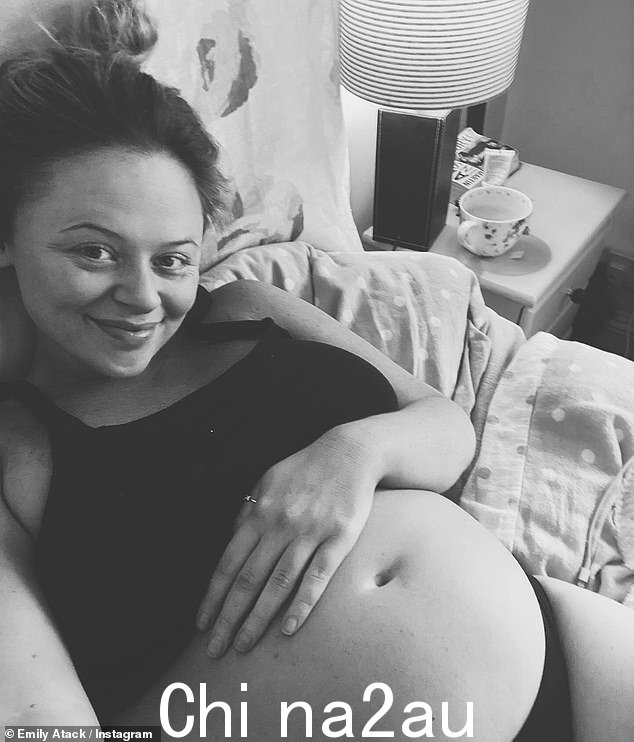 这位 34 岁的女演员表示，在新的一年里成为母亲，她感到“欣喜若狂”。据报道，她已经怀孕五个月了，预计将于 2024 年 4 月生下她的第一个孩子。” class=