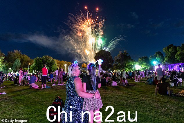 维多利亚州首府的人群预计与 2022 年除夕夜类似,当时创纪录的 475,000 名狂欢者涌入中央商务区