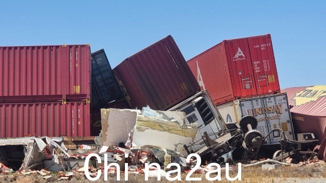一列货运列车在 Barrier 高速公路上与一辆卡车相撞,造成两名机组人员死亡。图片:Bill Ormonde