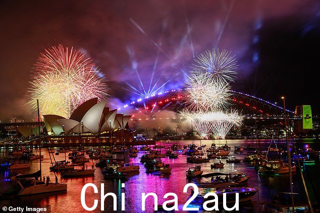 澳大利亚:新年前的烟花照亮了新南威尔士州悉尼的天际线,该国正准备迎接新年