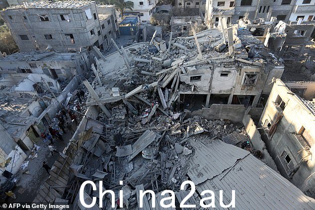 巴勒斯坦人检查以色列袭击加沙地带中部扎韦达地区后的损失