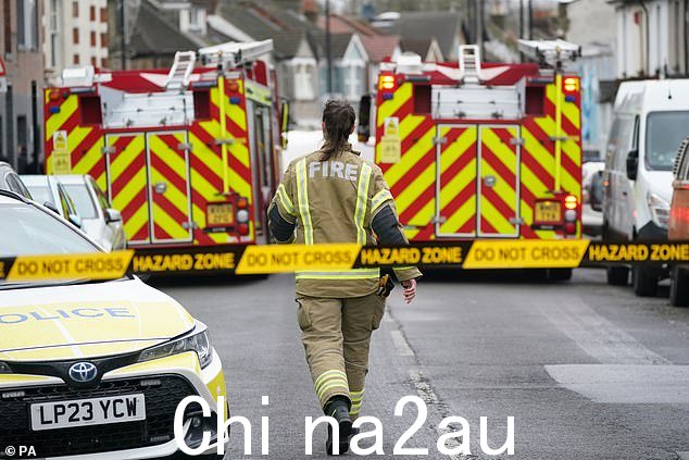 消防人员仍在现场,两辆消防车停在警察警戒线内