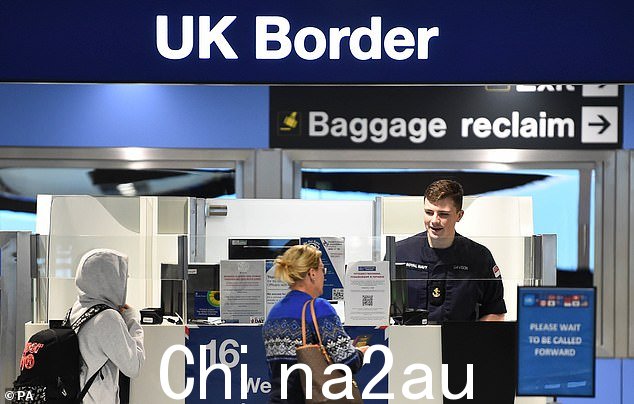 昨晚,内政部表示该邮票与来英国的欧洲人的家庭成员有关。但它无法回答有关该邮票何时被边境使用的问题多年来在全国各地港口和机场工作的部队官员应该合法地获得奖励,或者为什么它被错误地使用。图为曼彻斯特机场边防部队的资料照片