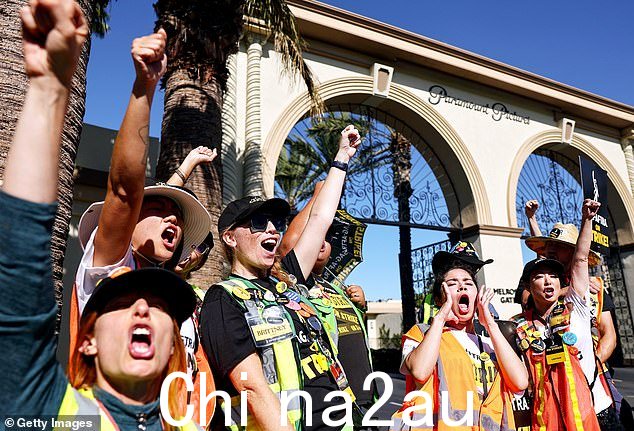 在整个夏天的罢工导致主要制作陷入停顿之后,美国编剧工会和演员工会美国电视和广播艺术家联合会从电影和电视制片人联盟获得了重大让步