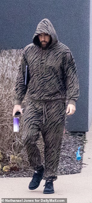 周日晚些时候,斯威夫特在箭头体育场观看了这位酋长队球星的表演