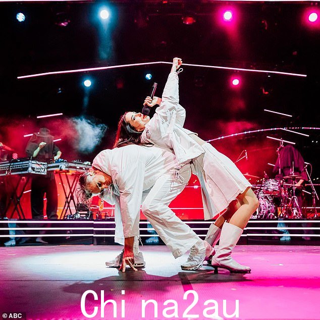 这是 Brisbane 独立电子流行乐队 Confidence Man 激起了一些在家观看的人的愤怒。图为