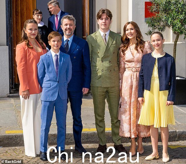 结婚 19 年,拥有四个孩子(合影),这位以脚踏实地着称的王室成员受到数百万人的崇拜,玛丽有望成为世界上第一位在澳大利亚出生的女王