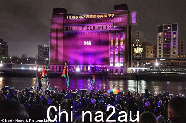NEWCASTLE:人群聚集在纽卡斯尔码头区的波罗的海面粉厂前