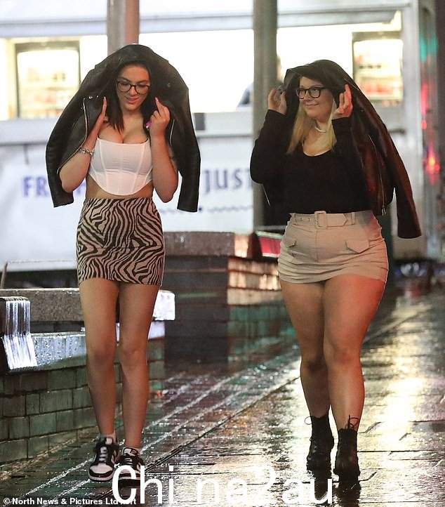 NEWCASTLE:狂欢者冒雨前往纽卡斯尔小镇过夜