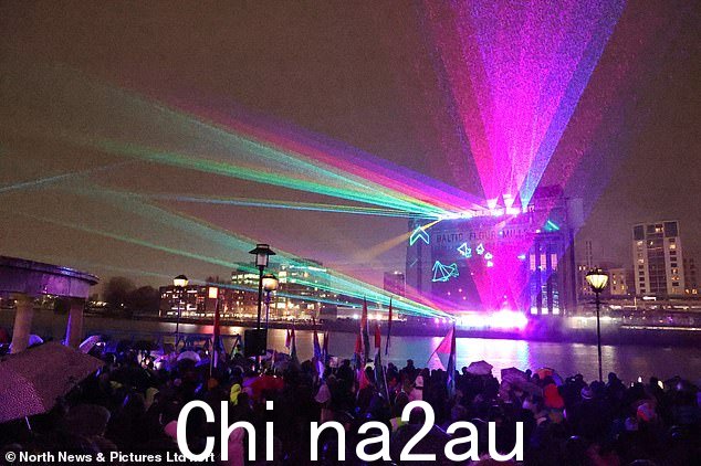 NEWCASTLE:纽卡斯尔码头区的波罗的海面粉厂上演壮观的灯光秀