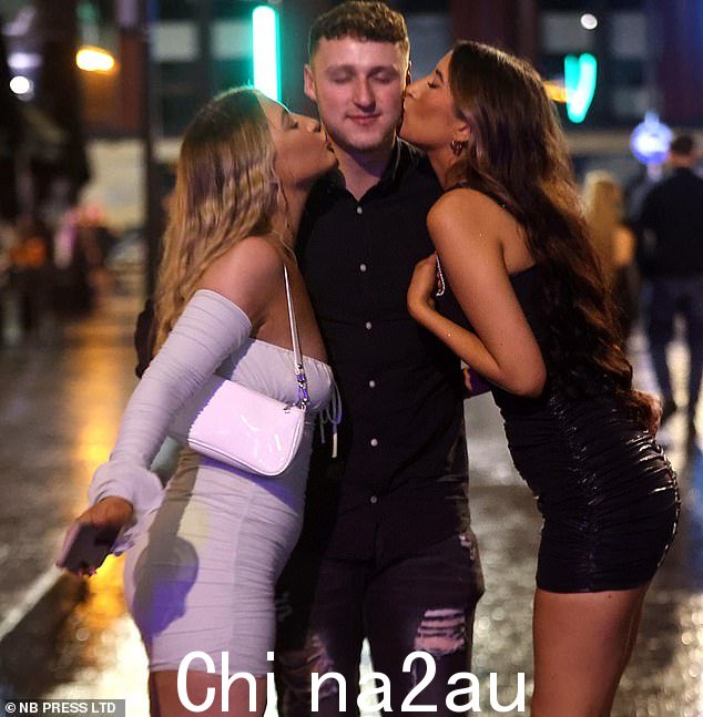 LEEDS:在今年的最后一晚之前,两个女孩在一名男性狂欢者的脸颊上轻吻