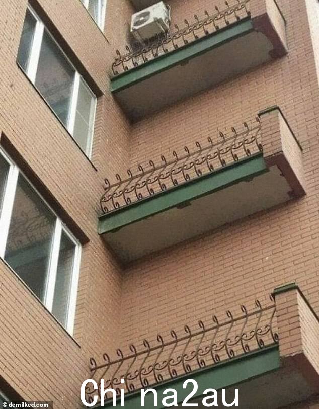 虽然这座建筑上的阳台可能非常美观,但事实上它们完全无法到达,这使得它们有些毫无意义