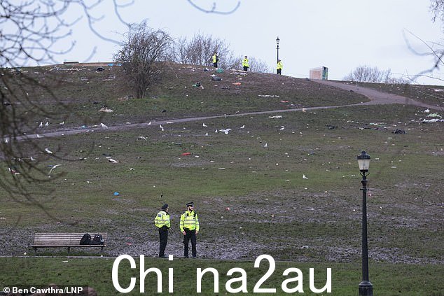 Primrose Hill 是伦敦眼跨年夜烟花表演的最佳观赏点,据了解昨晚聚集了大批人群