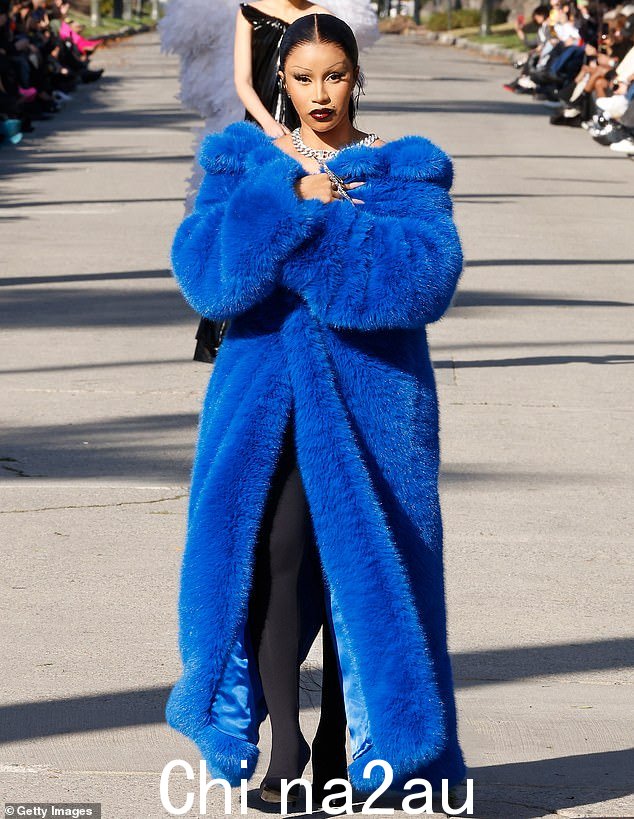 Cardi B 周五在她的 X 帐户上分享了一篇充满脏话的咆哮,抱怨她的粉丝对她与 Offset 分手的反应;本月早些时候在洛杉矶看到