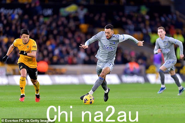 周六埃弗顿在莫利纽克斯 3-0 输给狼队时麦克尼尔在控球