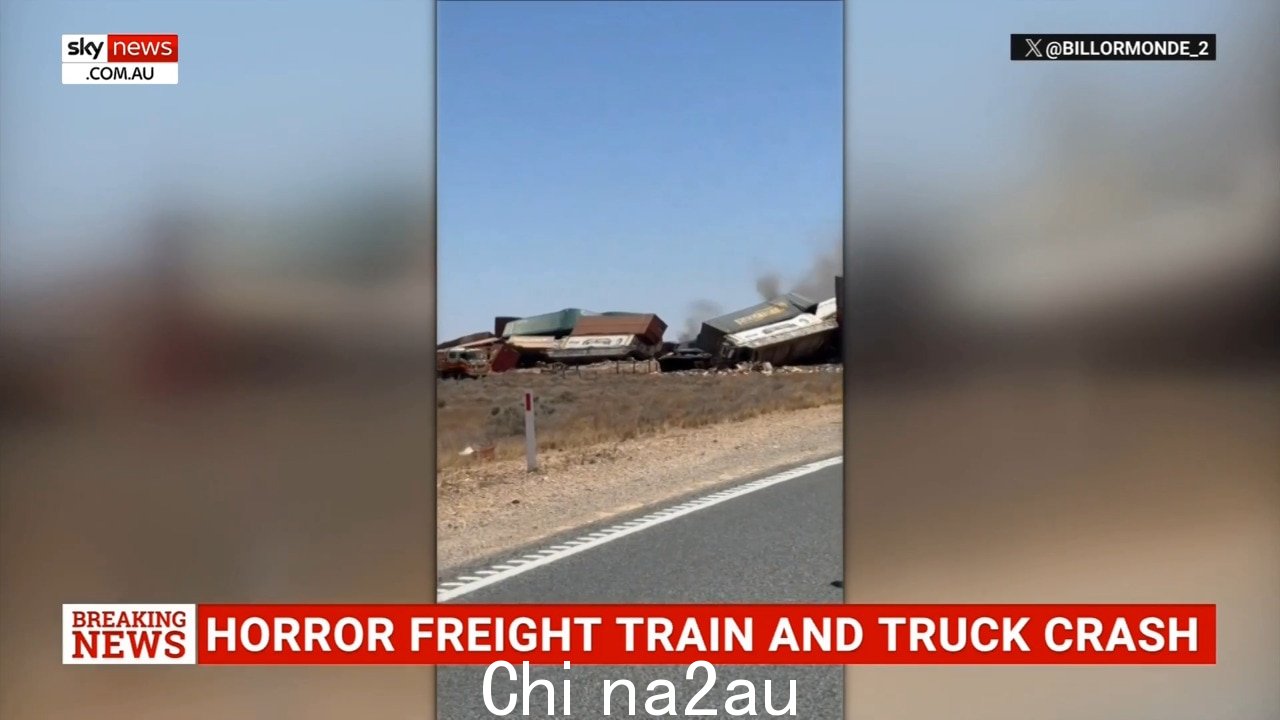 货运火车与卡车相撞后两人死亡