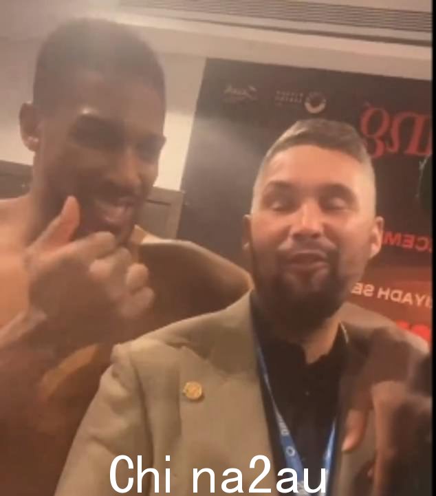 他与拳击偶像托尼·贝柳 (Tony Bellew) 等人一起在利雅得庆祝了对沃林的胜利