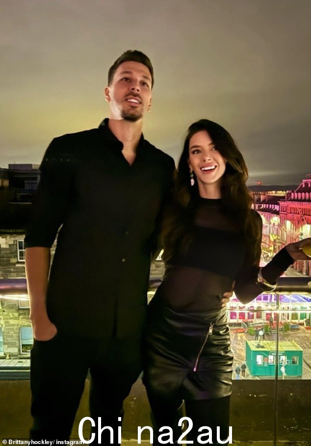 36 岁的布列塔尼·霍克利 (Brittany Hockley) 在家人、朋友和她 31 岁的瑞士足球明星男友本杰明·西格里斯特 (Benjamin Siegrist) 的陪伴下庆祝 2024 年新年。两人合影