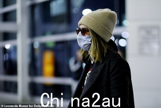 独立:她把自己的随身行李推回车上,旁边还有她的伴侣,她的真名是 Leah Mason