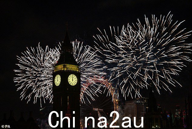 新年庆祝活动期间烟花照亮伦敦伦敦眼上空