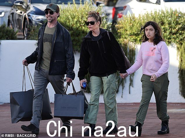 52 岁的丹尼斯·理查兹 (Denise Richards) 周日在马里布与 51 岁的丈夫亚伦·菲珀斯 (Aaron Phypers) 和 12 岁的女儿埃洛伊丝 (Eloise) 一起寻找一些年终特价商品,保持着休闲风格