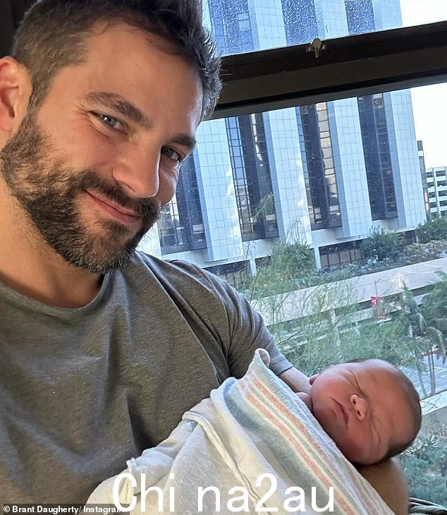Brant Daugherty 和妻子 Kim 一起迎来了他们的第二个儿子